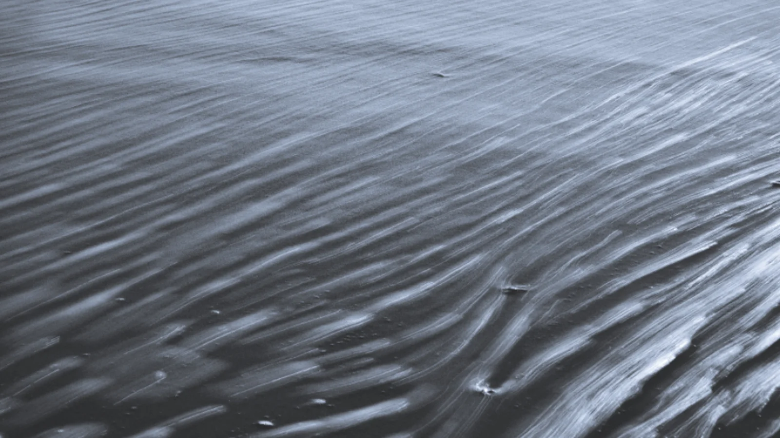 Ondulations douces à la surface de l'eau, image d'ambiance