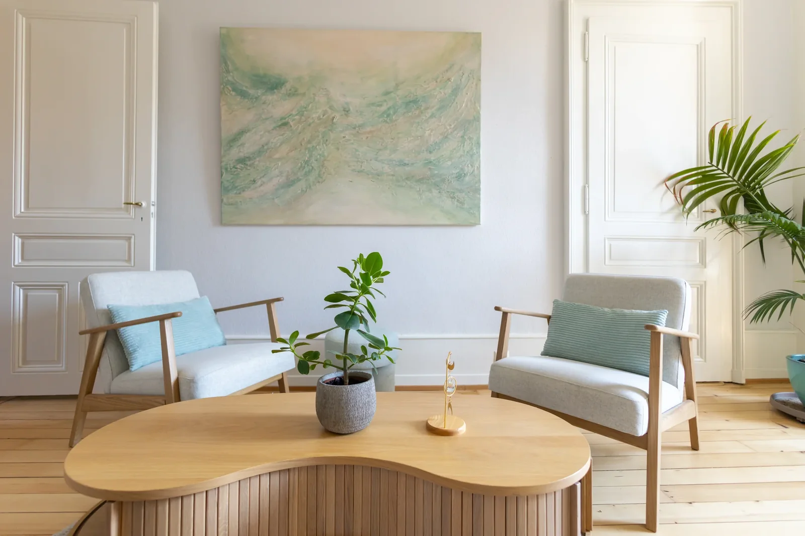 Espace de consultation familiale, fauteuils autour d'une table basse