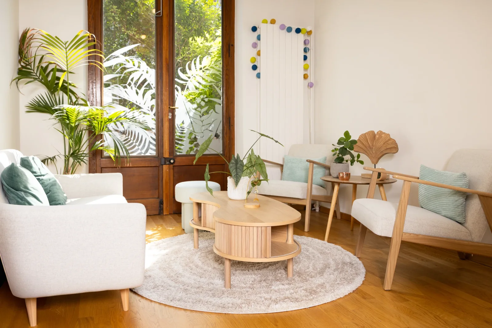 Salle de pratique de Maison Sama, lumière naturelle et matières brutes