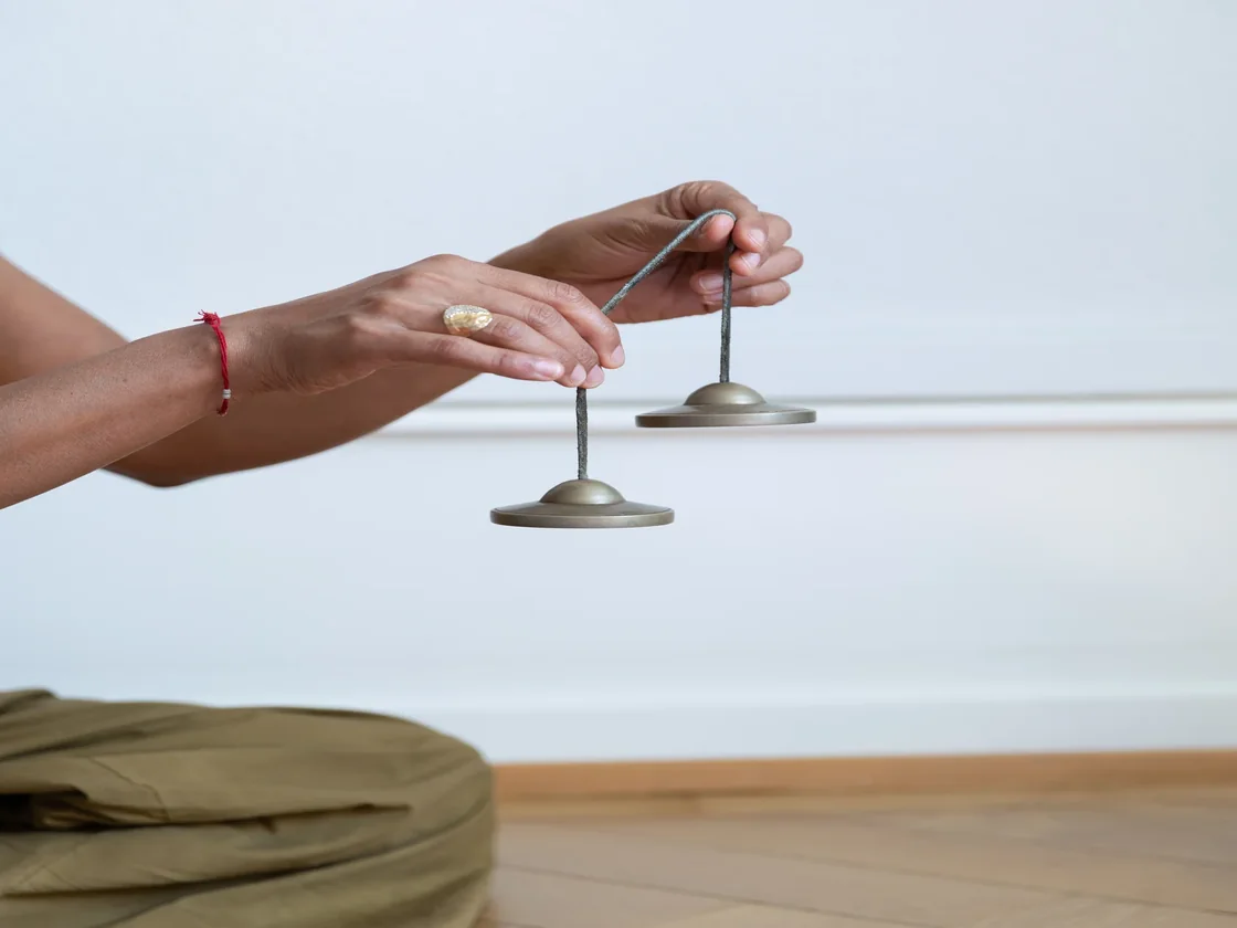 Mains utilisant un carillon comme support de médiation thérapeutique