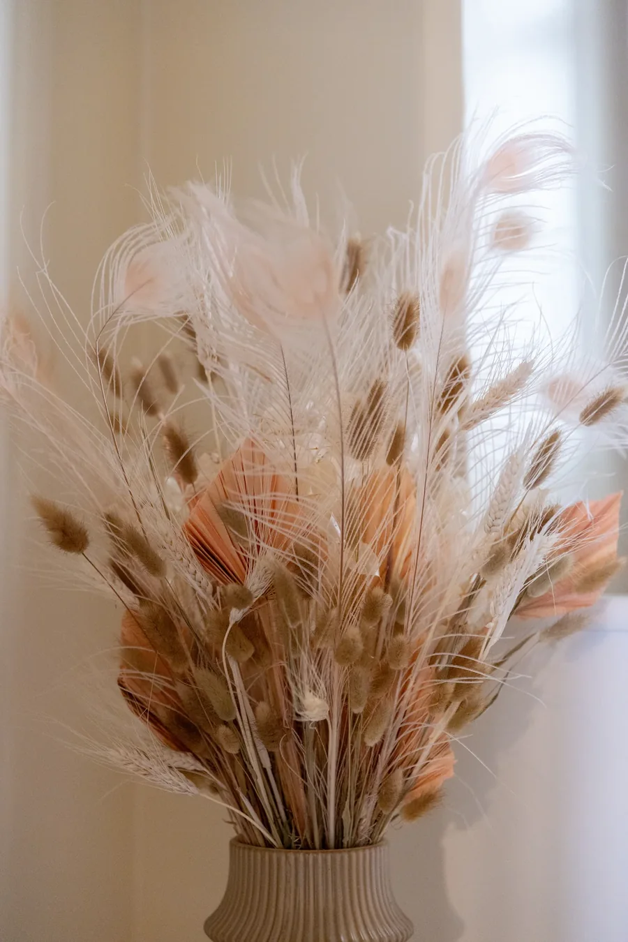 Bouquet de fleurs séchées dans la lumière douce du cabinet