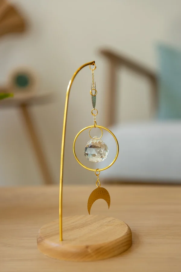 Détail d'une suspension cristal, signature visuelle de Maison Sama
