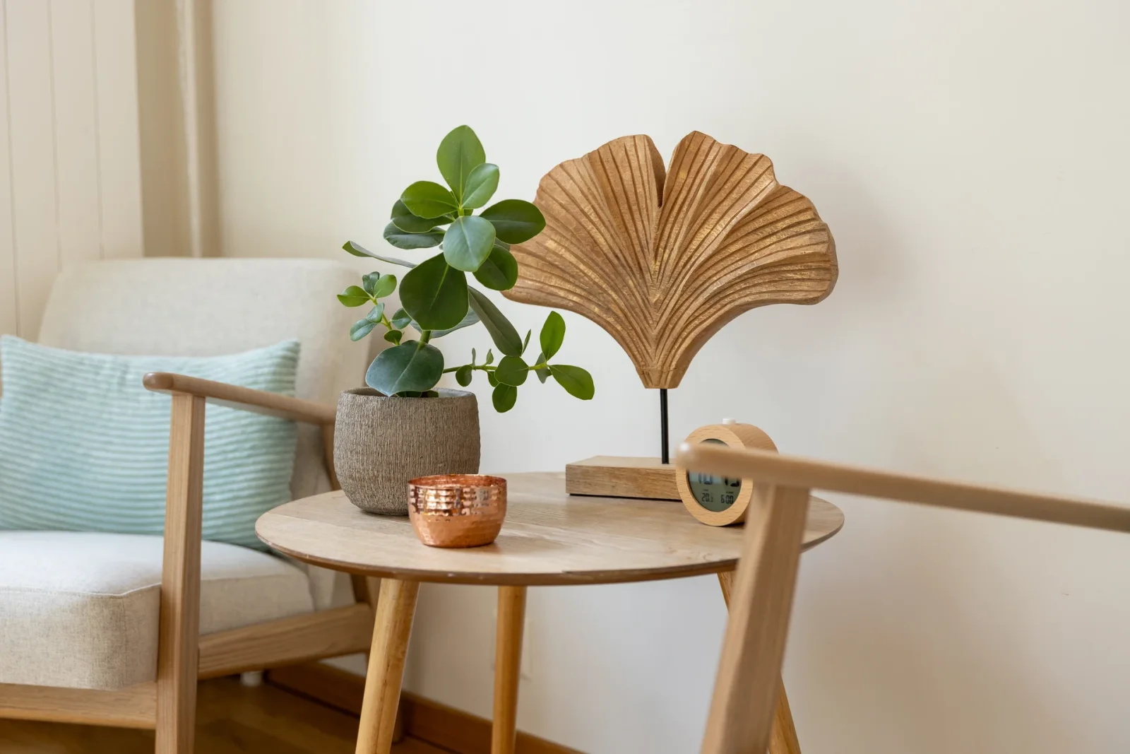 Détail décoratif ginkgo, signature visuelle de Maison Sama