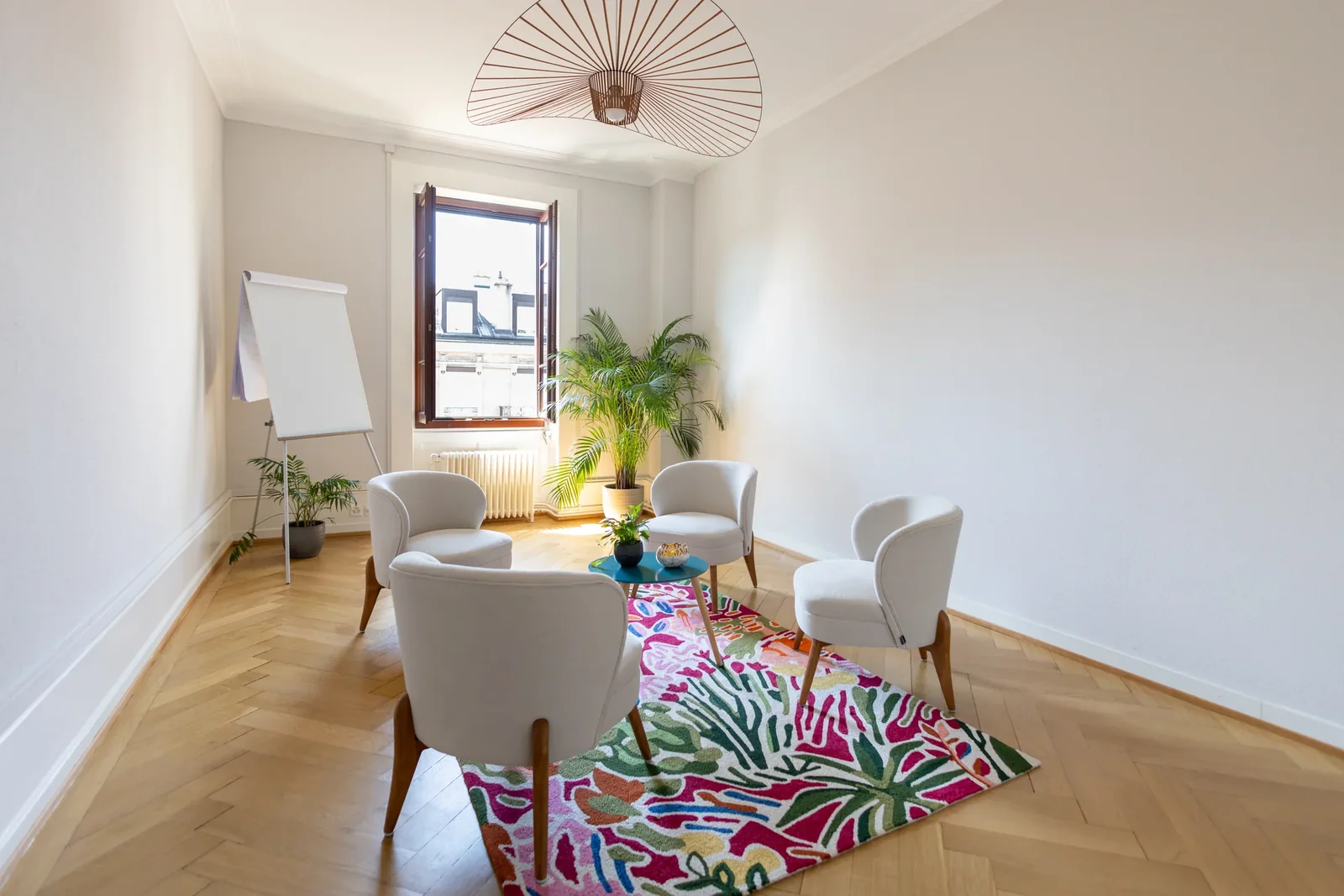 Petit groupe en cercle de parole dans le salon lumineux de Maison Sama