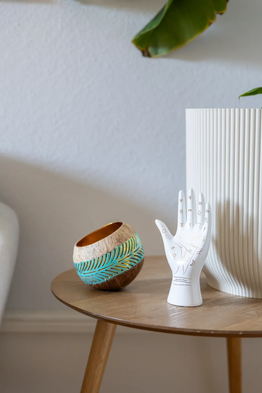Main en céramique et coupe artisanale sur une table ronde