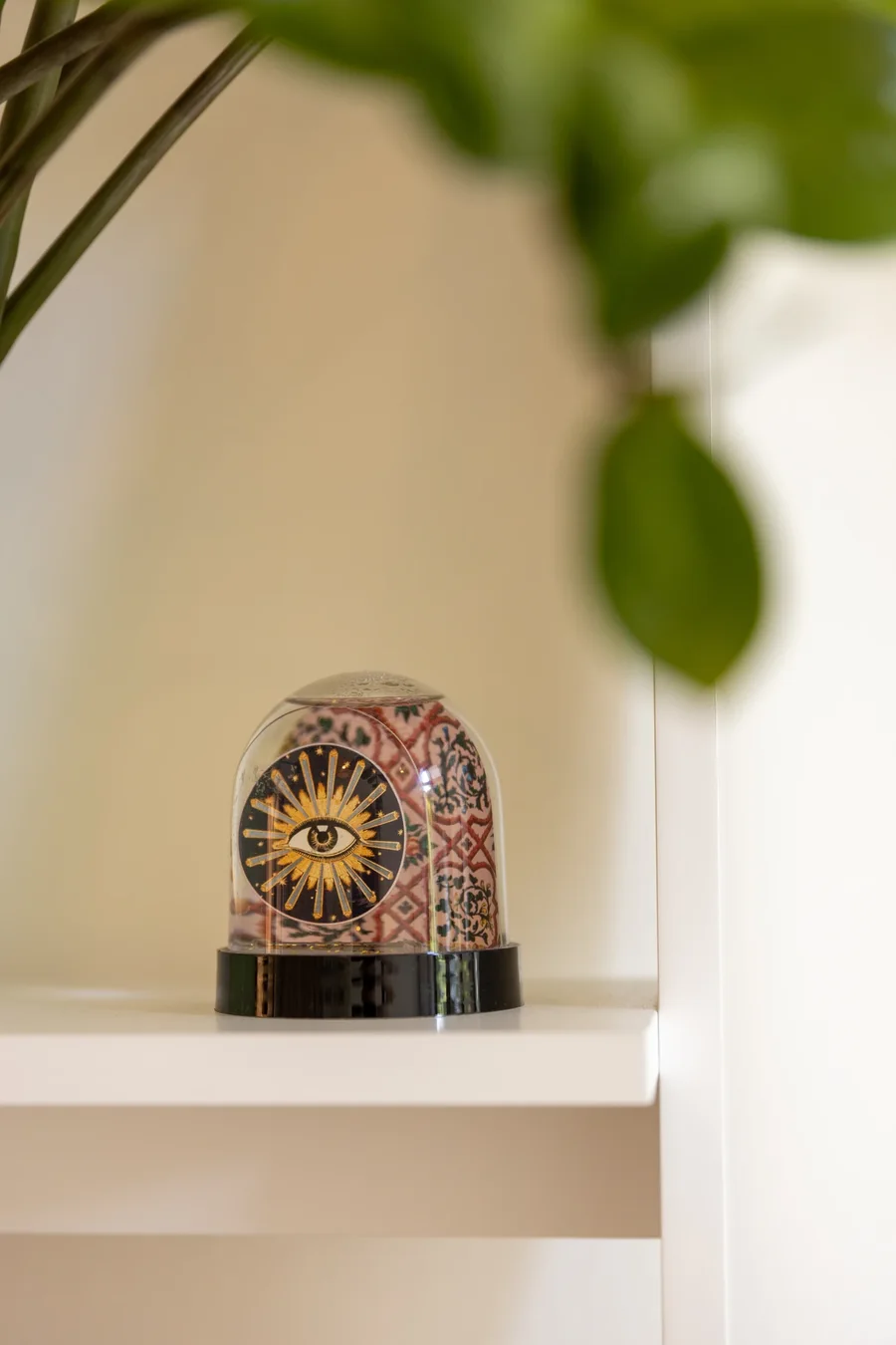 Objet décoratif posé sur une étagère du cabinet