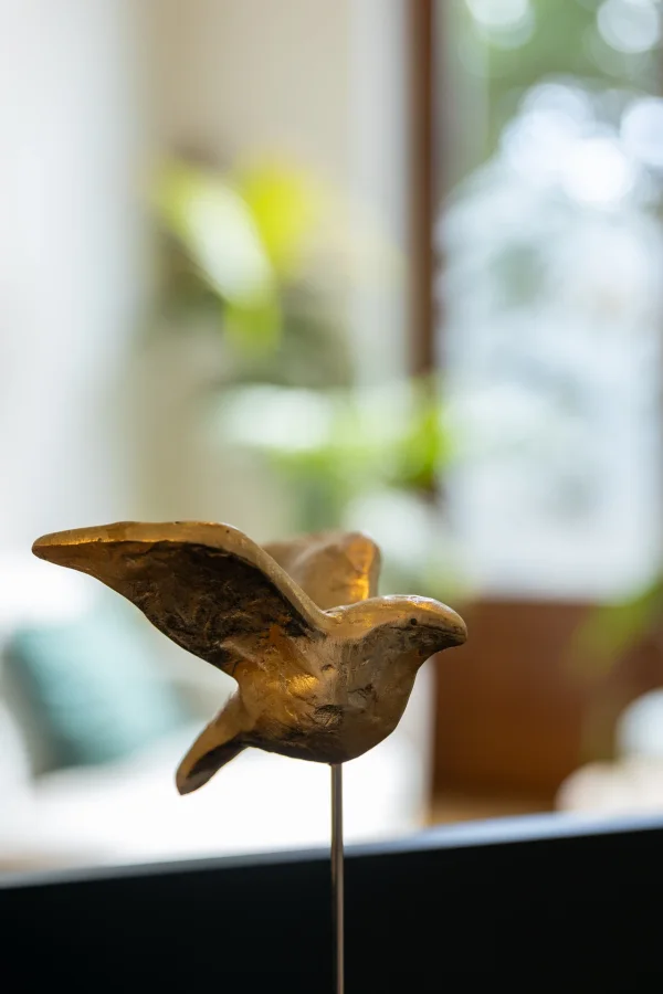 Petit oiseau de bronze, détail du cabinet