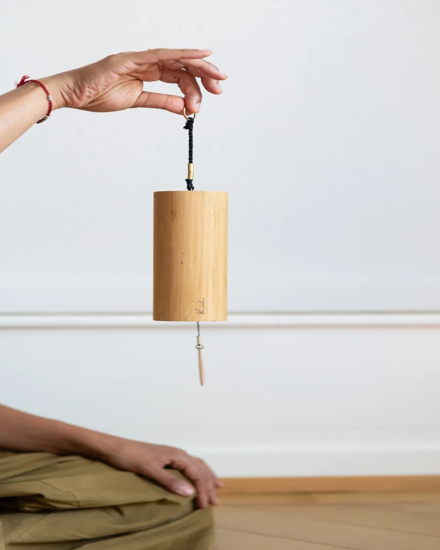 Carillon tenu délicatement pendant une pratique corporelle guidée