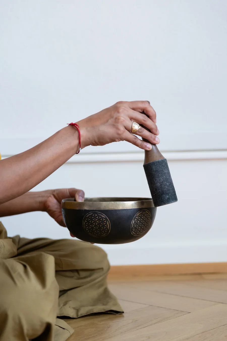 Bol chantant tenu en main pendant une pratique guidée
