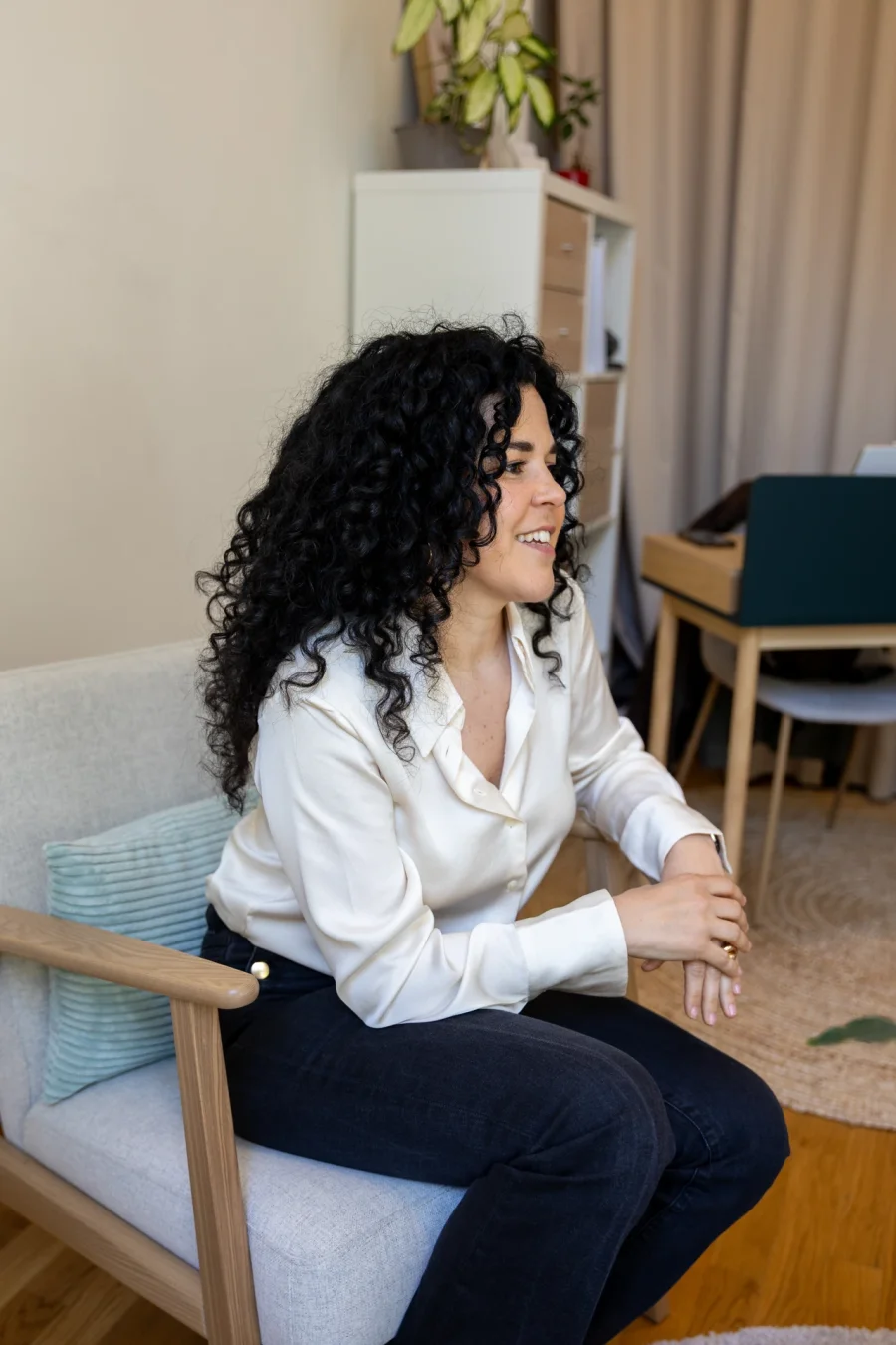 Virginie Salama, attentive en consultation